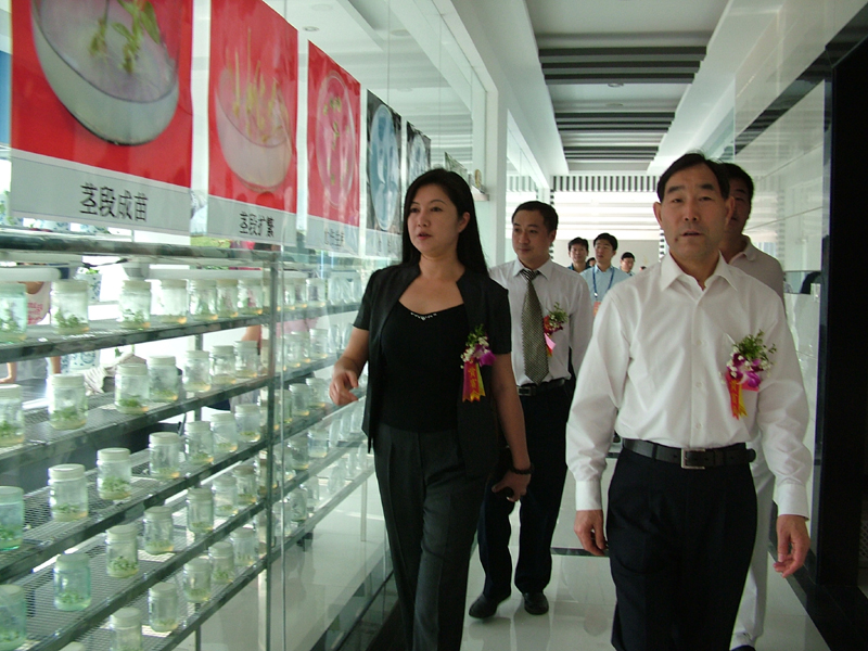農(nóng)業(yè)部紀(jì)檢組長朱保成參觀農(nóng)大哥研究院